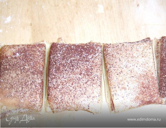 Разрезать вдоль на 6 полос, сложить их друг на друга и разрезать на 6-8 частей. 