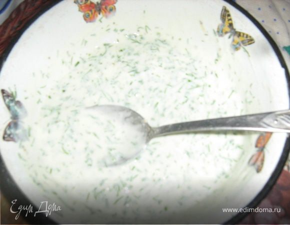 Заправка: лук и укроп очень мелко нарубить. Смешать с йогуртом и майонезом, добавить специи.