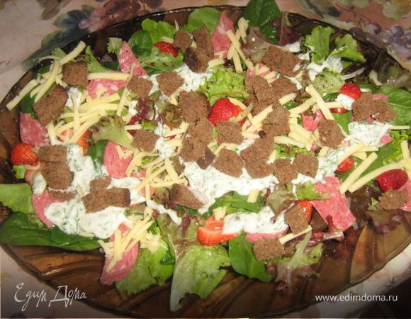 Гренку нарезать кубиками, посыпать салат, полить заправкой.