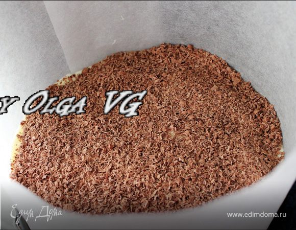 Через 9 часов натереть шоколад на терке, покроем им верх мороженого и уберем в морозилку.