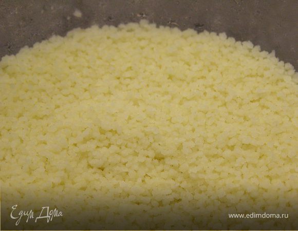 Залить кускус горячей кипяченой водой, дать настояться.