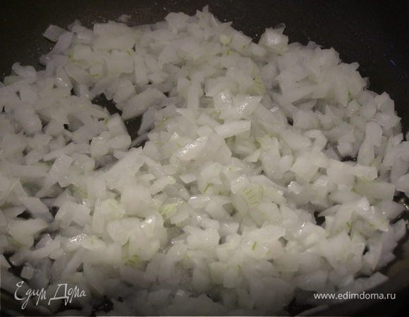Обжарить лук до прозрачности. Переложить на тарелку.