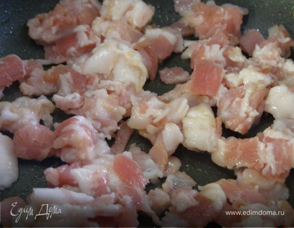 В этом же тагане обжарить мелко порезанный бекон. Остудить.