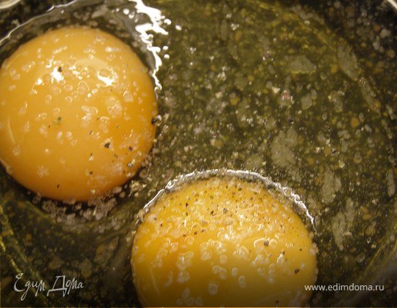 Взбить яйца с солью и перцем.