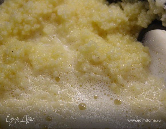 Добавить к ним кускус и молоко. Перемешать.