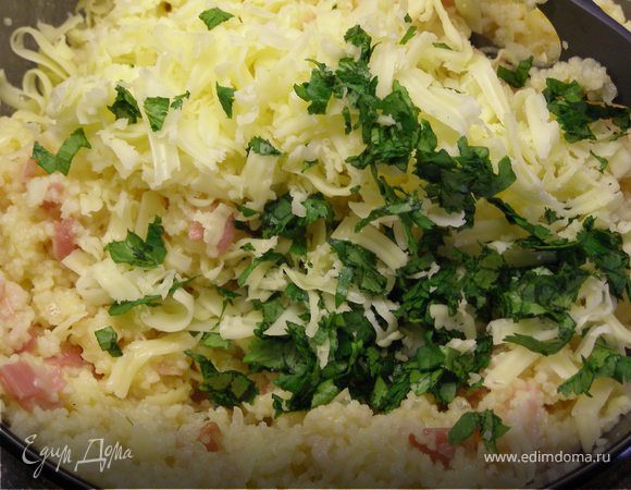 На завершающем этапе добавляем потёртый сыр и мелко нарезанную зелень. Тщательно перемешиваем.