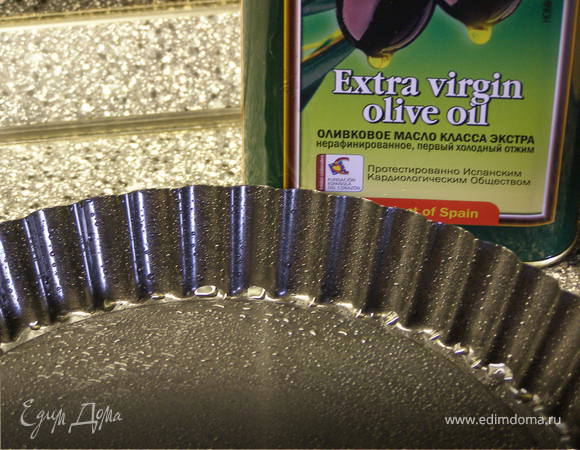 Смазываем форму оливковым маслом. Духовку разогреваем до 200 градусов.