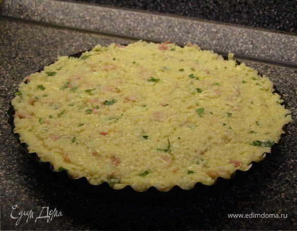 Выкладываем тесто в форму. Утрамбовываем.