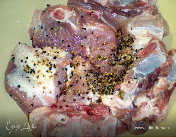 Добавляем к мясу приправы,очень мне нравится "Васаби и кунжут"Я готова её добавлять везде,где только можно))