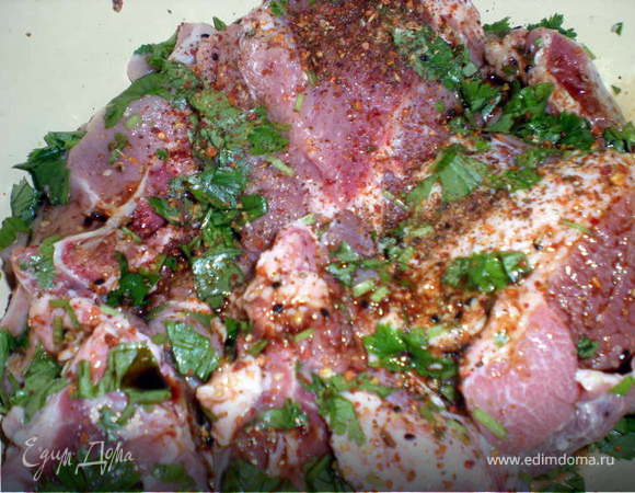 Кинзу моем,режем и к мясу.Сюда же соевый соус и все ,что вам хочется.