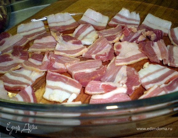 Выложить на дно формы бекон