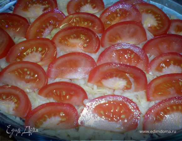 Картофель натереть на крупной терке(натерла,для того,что бы быстрее пропеклась)Сверху выложила слой помидор.