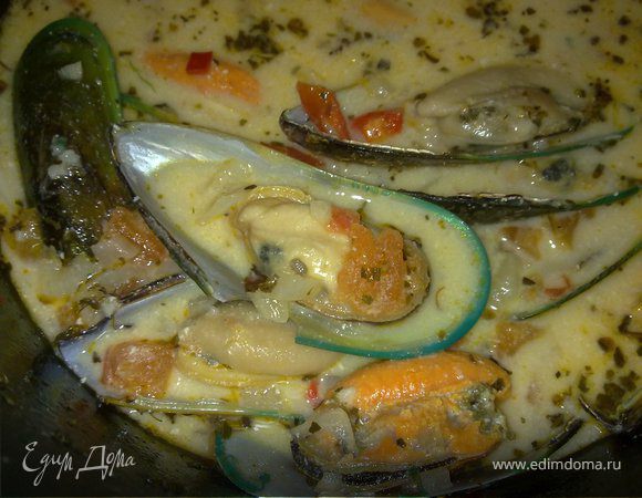 Поджарить в чугунном казанке до золотистого цвета лук, к нему добавила чеснок, чили, потушить минуту. Затем положить мидии, залить вином, посолить. Накрыть крышкой и дать постоять на среднем огне 3 минут(мидии замороженные, им понадобится больше времени, минут 5). Добавить сливки, прованские травы и поварить еще минут на огне и сразу подавать к столу. 

Дальше зачерпываем ракушками соус, пьём его, или макаем в него белый хрустящий хлеб или картошку.  И запиваем белым холодным вином.
