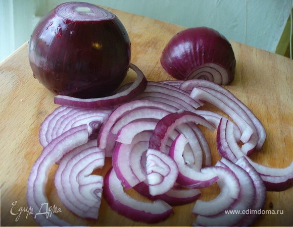 Лук почистить и нарезать тонкими полукольцам или кольцами. 