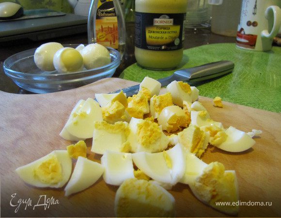 Сварить яйца вкрутую, остудить, очистить, крупно порубить