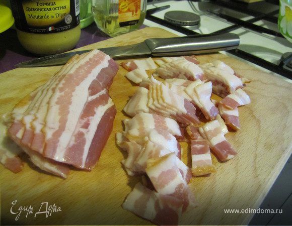 Порезать полоски бекона на кусочки