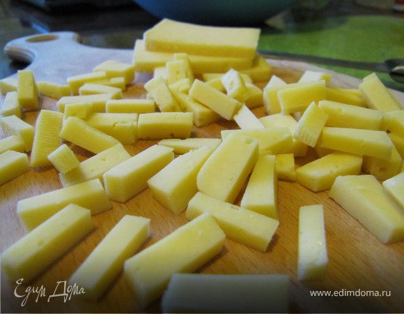 Нарезать сыр кубиками или полосками