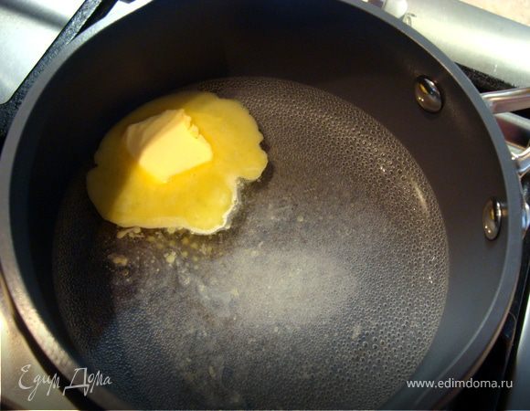 Воду в кастрюльке посолить и нагреть, растворить в ней сливочное масло и закипятить…