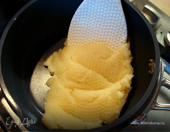 Всыпать туда манку и хорошо вымесить, чтобы не было комочков…