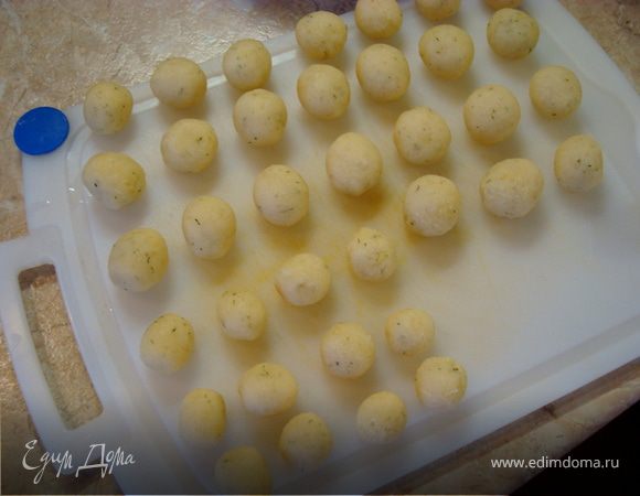 Еще раз хорошо размешать и  влажными руками сформировать из теста шарики. Для взрослых можно покрупнее, а для деток – совсем маленькие…