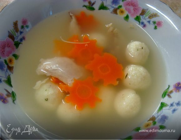 Бульон довести до кипения, добавить морковку (у меня в форме звездочек, правда малость кривоватых, но детки были в восторге) и варить 10-15 минут. Затем положить в суп наши клецки и варить 4-5 минут… Все, супчик готов, зовите малышню к столу…