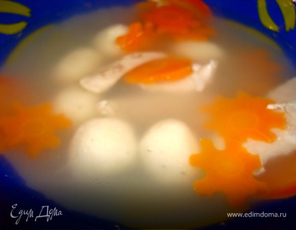 Если вы готовите для взрослых, то можно приправить суп различными специями и сделать зажарку, т.е. морковочку обжарить в сковородке на растительном масле, затем добавить немного воды и пассеровать ее минут 10… А уже затем добавить в суп и довести до кипения…