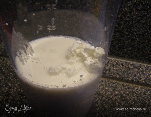 Взбить творог и молоко до однородного состояния.