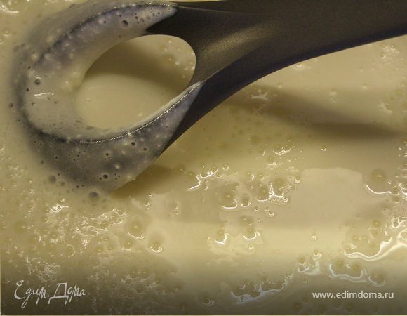 Вылить смесь в кастрюлю и поставить на средний огонь. Время от времени помешивая.