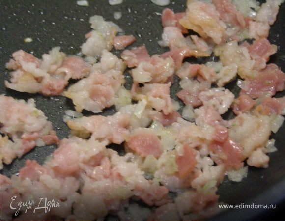 Бекон с луком слегка обжарить на сливочном масле.