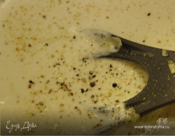 Минут через 15 молочную смесь посолить и поперчить.