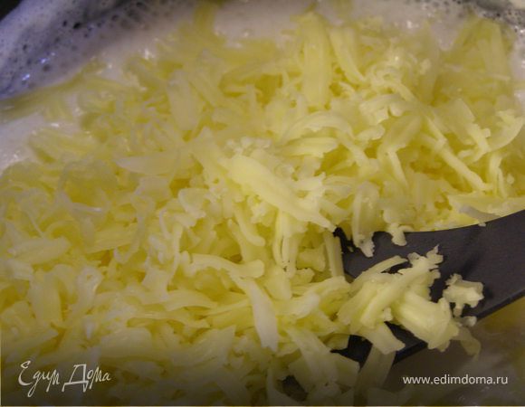 Добавить горсть тёртого сыра. Тщательно перемещать.