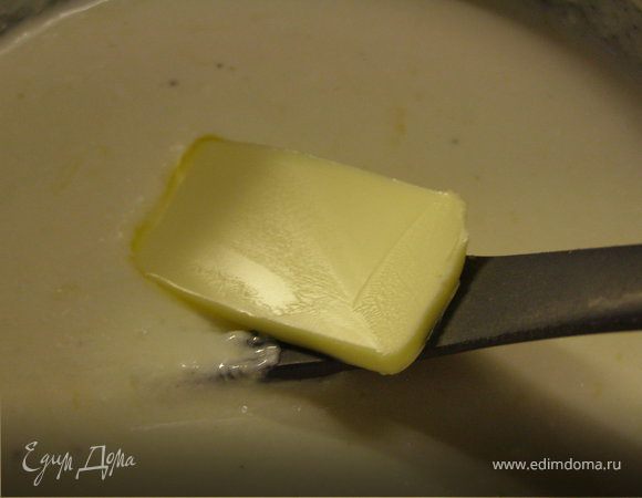 Минут через 5 можно положить кусочек сливочного масла.