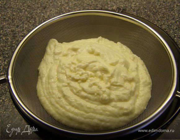 В общей сложности сыр у меня варился 50 минут. Когда масса загустеет, переложить на дуршлак. Дать стечь лишней жидкости.