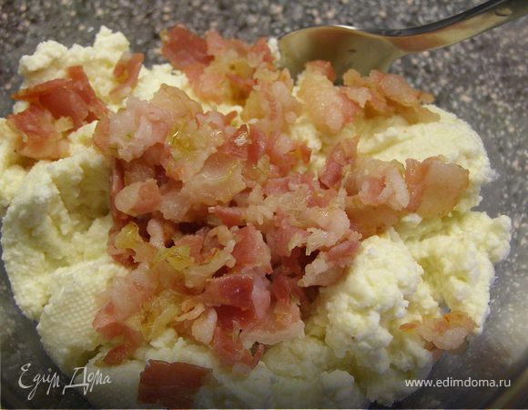 Вмешать в ещё мягкий сыр бекон.
