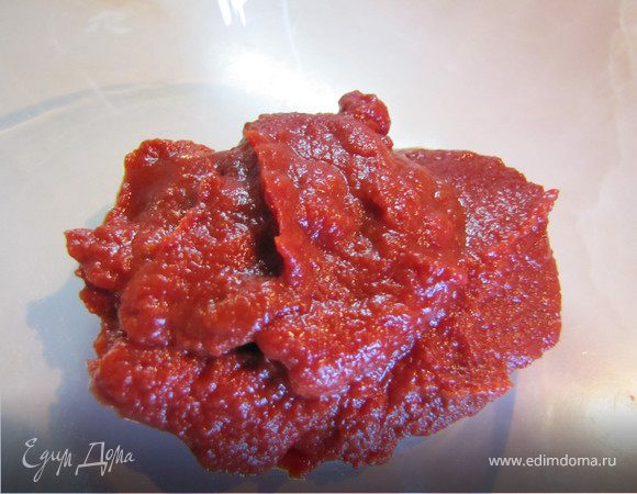 В емкость, в которой будем готовить соус выкладываем томатную пасту.