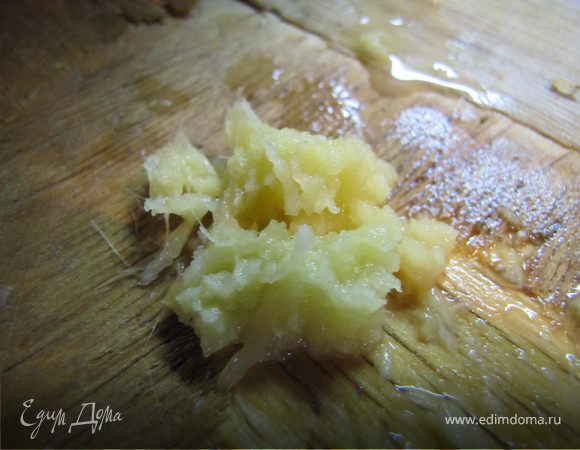 Мелко натираем имбирь, до 1 ч.ложки.
