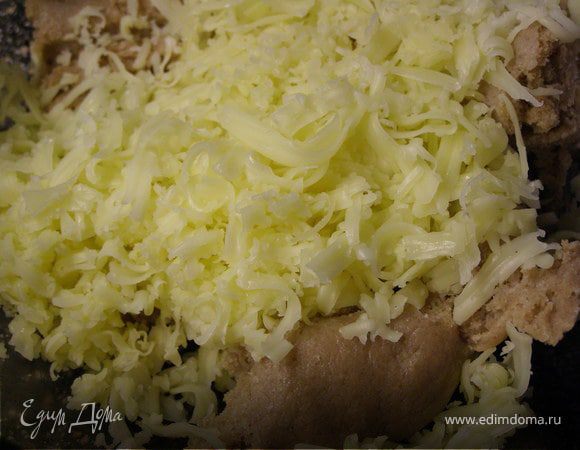 Смешать 2 вида муки. Добавить размягчённое сливочное масло. Вымесить тесто. Добавить мелко потёртый сыр. Тщательно перемешать до однородного состояния. Завернуть в плёнку и убрать в холодильник на 1 час.