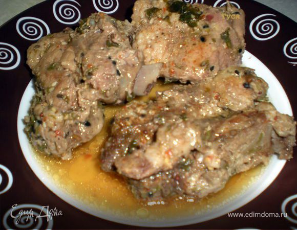 Мясо получается очень сочное с бульончиком.Гарнир выберите на свой вкус и полейте бульоном из фольги.