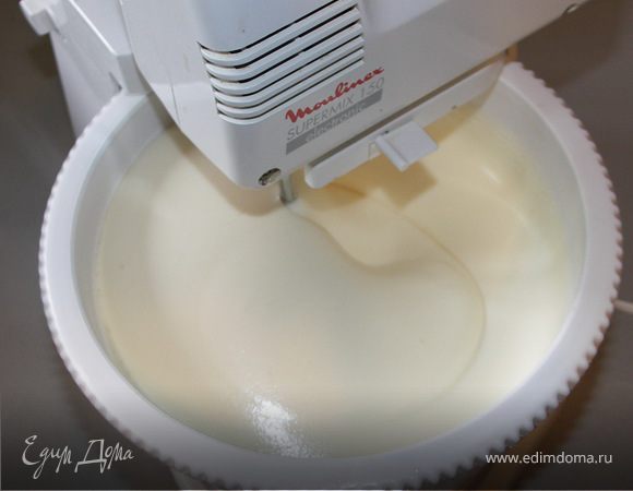 Яйца взбить с сахаром в пышную пену.