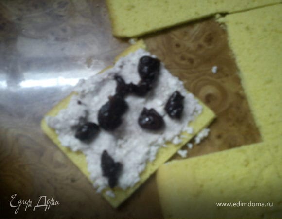 на половину квадратиков положить творог, сверху вишенки,накрыть другим квадратиком и сверху залить сиропом.