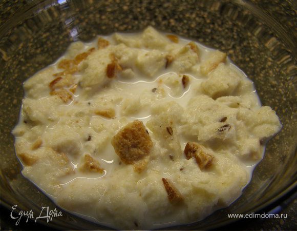 Хлеб порвать на мелкие кусочки и залить молоком.