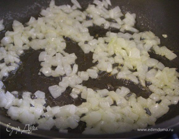 Мелко порезанный лук слегка обжарить.