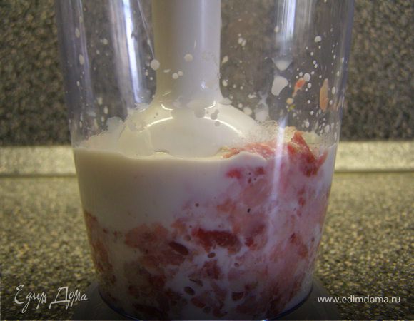 Смешать 2 вида фарша. Посолить. Взбить 1/3 фарша с хлебом, замоченным в молоке.