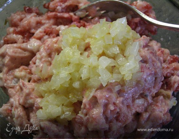 Массу перемешать с оставшимся фаршем и добавить лук. Тщательно вымесить.