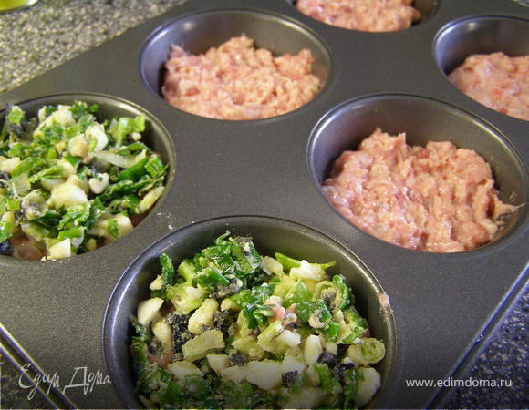 В формы для маффинов выкладываем первым слоем фарш, вторым начинку из лука и яйца…