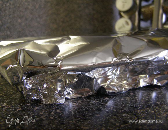 Накрываем фольгой и ставим в предварительно разогретую до 210 градусов духовку на 40 минут.