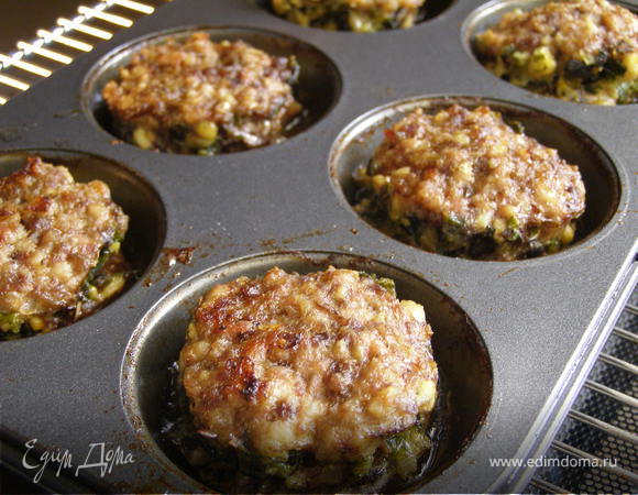 Котлетки уменьшатся в размере и подрумянятся под фольгой.