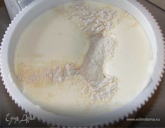 Всеять муку и разрыхлитель.Вмешать аккуратно лопаткой...