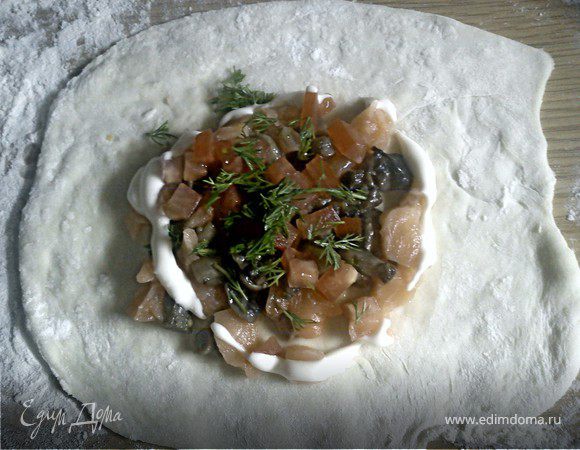 грибы обжарить со сметаной. дать немного остыть.
рыбу посолить,
помидор порезать кубакими не большими,
укроп измельчить.
луковицу порезать кольцами.