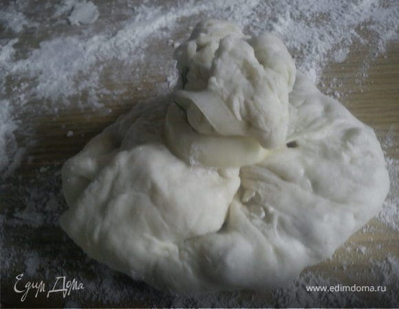 на тесто выложить начинку, кругом залить не сильно обильно майонезом,
и тесто борбать в виде мешочка. закрепить кольцами лука.
